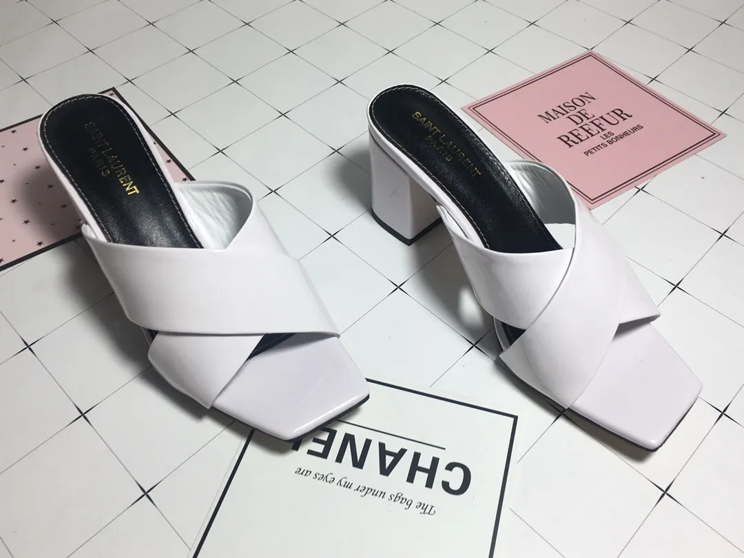 👟👟Ex-factory price 340👟👟 Genuine leather base +40 7CM heel cow patent leather series. 2018 Saint Laurent YSL’s strongest new cross-strap slippers are available in two heel heights. They are 7CM and 9CM respectively. The fabric is made of cowhide. The lining is made of first-layer sheepskin. Size: 34-41 (size 42 can be customized). It is very stable when walking and does not lose its heel.